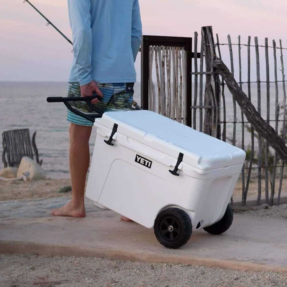 Duradera nevera YETI con ruedas para actividades al aire libre, viajes a la playa y transporte de camping.