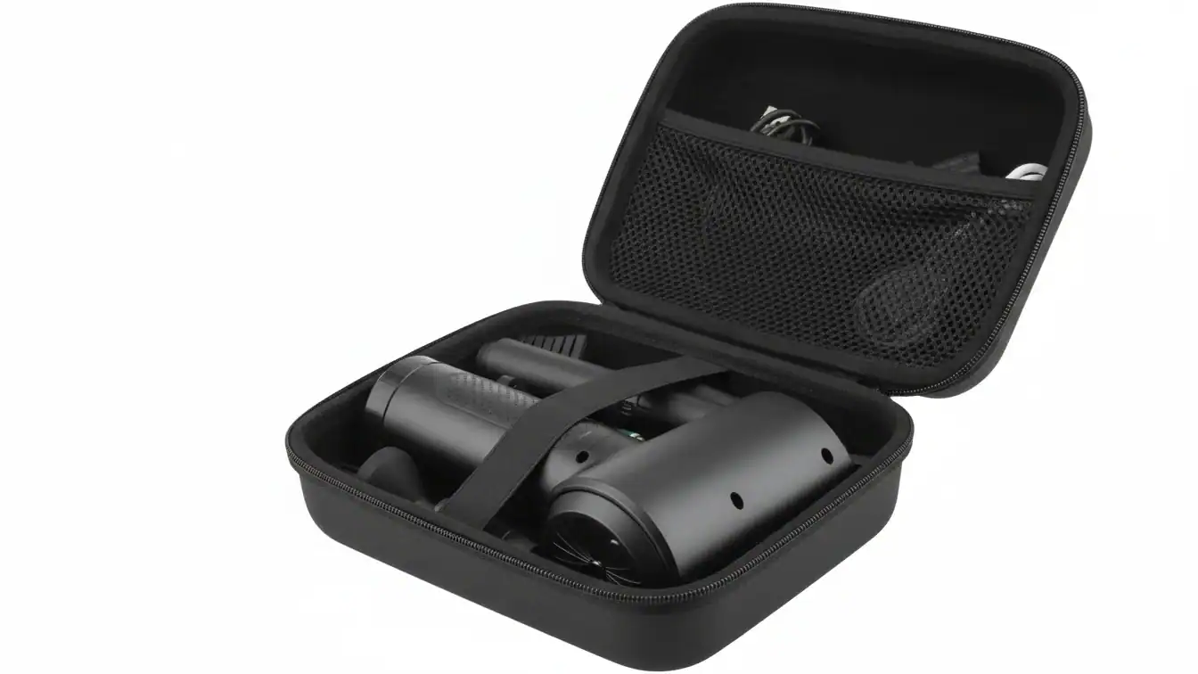 黒いジッパー付きキャリングケースにしっかりと収納されたポータブル真空掃除機。.