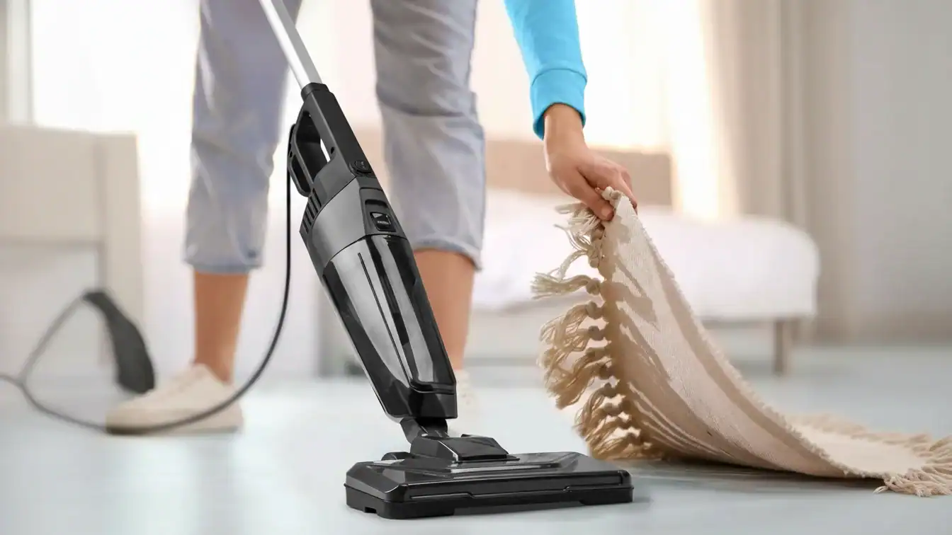 Effizienter kabelloser Handstaubsauger für die Reinigung zu Hause und die Pflege von Teppichen.