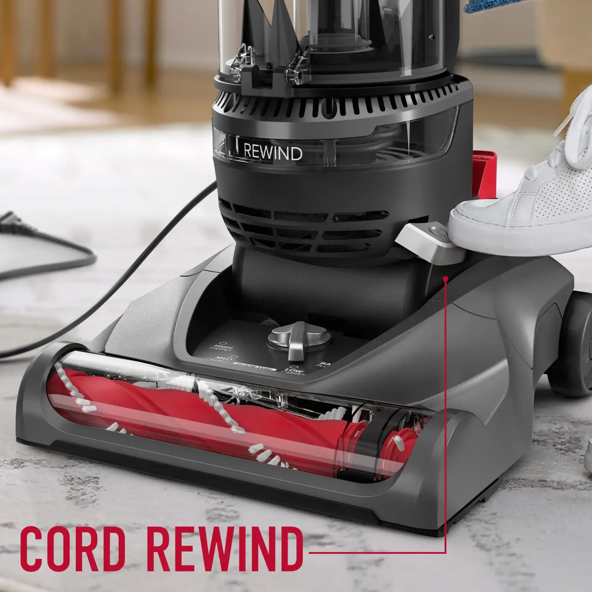 Aspirador de pó ciclone vermelho e preto para limpeza de carros, com mecanismo inovador de rebobinamento do cabo.