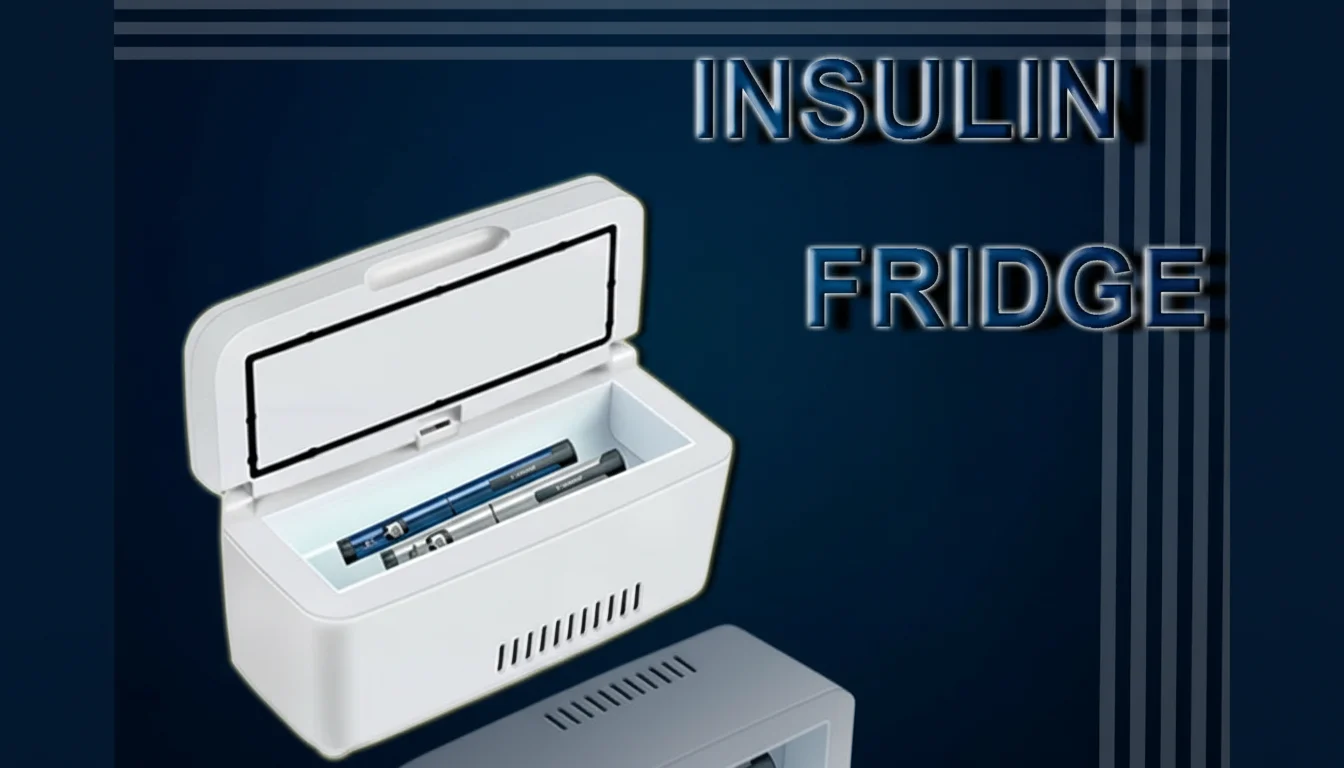 Tragbarer Insulinkühlschrank mit offenem Deckel, in dem sich Insulinstifte befinden, vor einem dunkelblauen Hintergrund mit der Aufschrift 'Insulin Fridge'.