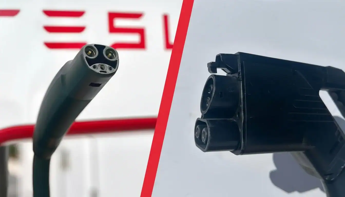 Comparaison côte à côte d'un connecteur de charge Tesla et d'un autre connecteur EV avec une enseigne Tesla floue en arrière-plan.