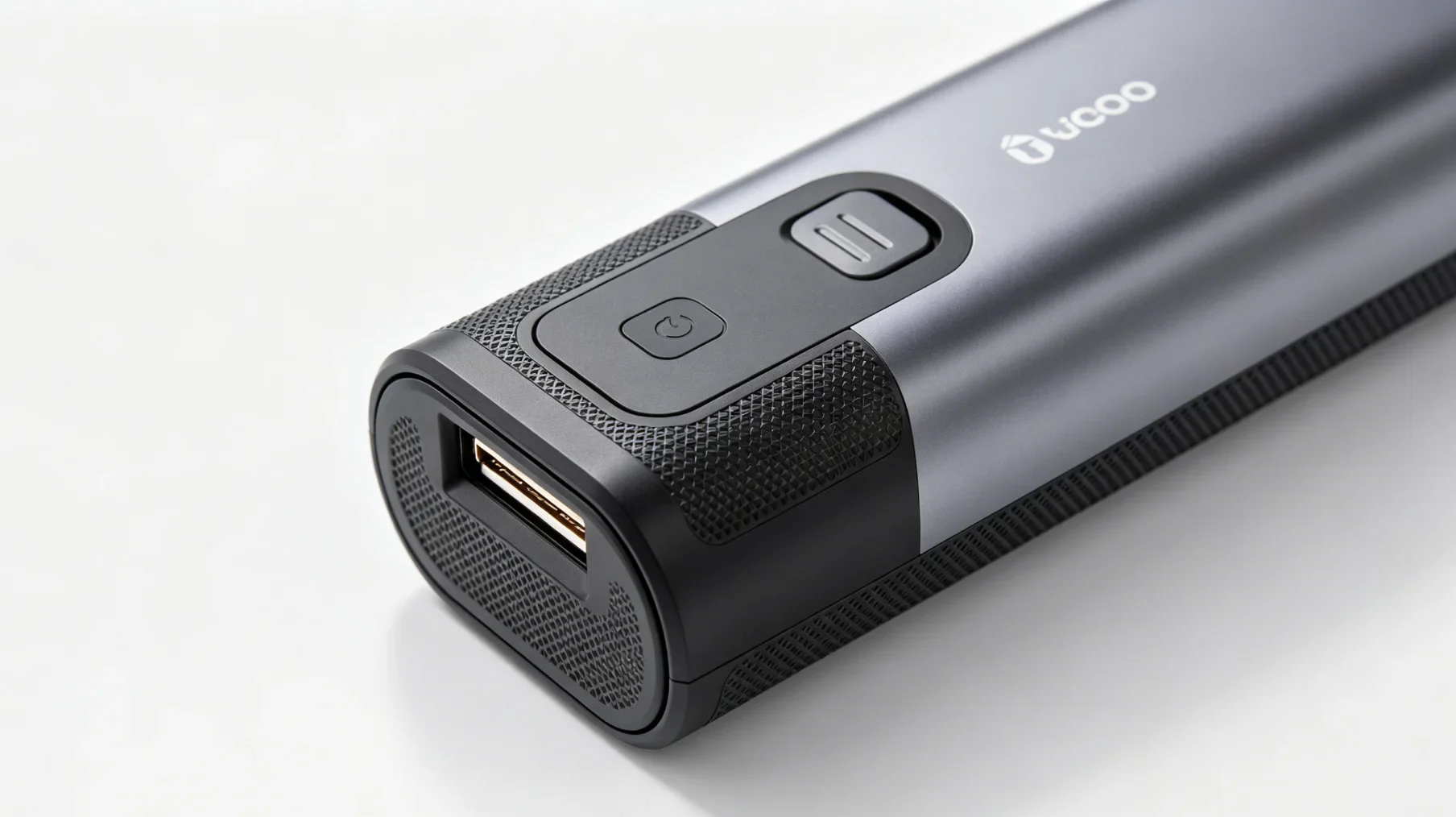 بنك طاقة صغير الحجم في السيارة مزوّد بمنفذ شحن USB لتشغيل الجهاز أثناء التنقل.
