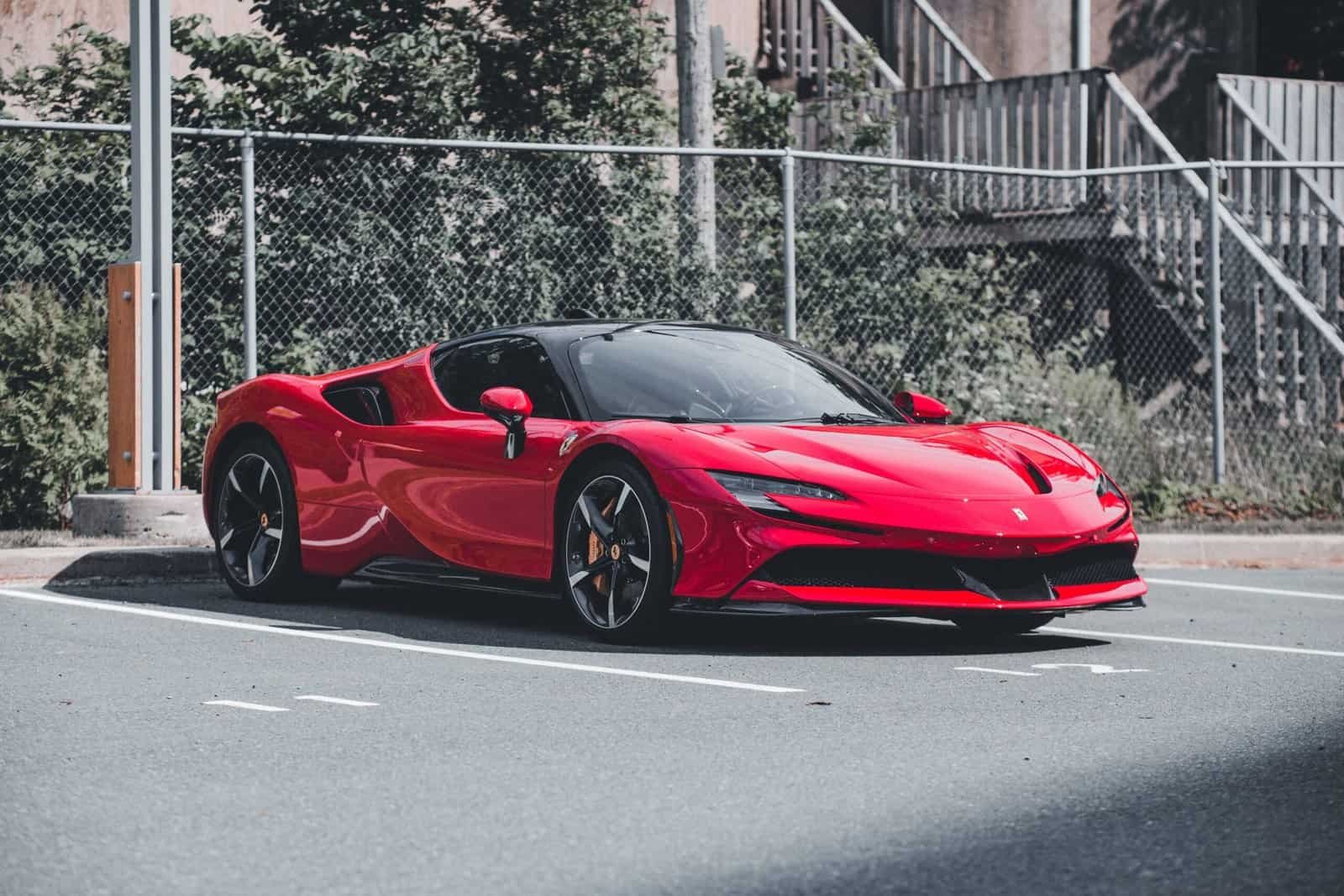 Carro Esportivo Ferrari Vermelho Brilhante No Showroom · Foto profissional gratuita
